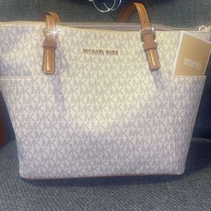 I LOVE THIS purse I just don’t use it anymore